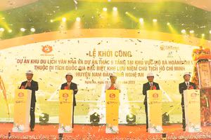 Các đại biểu thực hiện nghi lễ khởi công dự án Khu du lịch văn hóa và dự án Thác 9 tầng tại Khu vực mộ bà Hoàng Thị Loan, thuộc Khu di tích quốc gia đặc biệt Khu lưu niệm Chủ tịch Hồ Chí Minh, huyện Nam Đàn, Nghệ An.