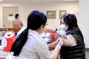 Nhân viên y tế tiêm vaccine phòng Covid-19 cho người dân. (Ảnh: THX/TTXVN)