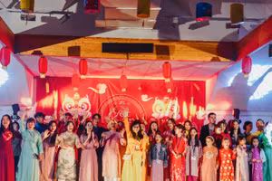 Dàn hợp ca Việt-Pháp với ca khúc “Bonjour Vietnam” hát bằng cả tiếng Pháp và tiếng Việt.