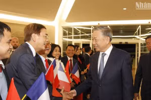 Tiến sĩ, bác sĩ Võ Toàn Trung cùng đông đảo kiều bào vui mừng đón Tổng Bí thư , Chủ tịch nước Tô Lâm thăm chính thức Cộng hòa Pháp ngày 3/10/2024.