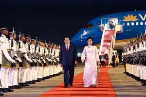 Lễ đón Thủ tướng Phạm Minh Chính và Phu nhân đến thủ đô Kuala Lumpur bắt đầu chuyến thăm chính thức Malaysia và tham dự Hội nghị Cấp cao ASEAN lần thứ 46. (Ảnh: TTXVN)