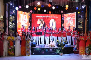 Bà con cộng đồng người Việt Nam tại Liên bang Nga cùng nhau hát những bài hát ca ngợi quê hương, đất nước.