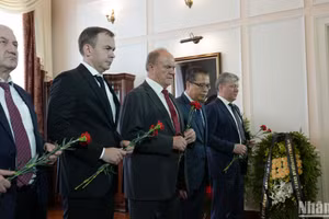 Chủ tịch Gennady Zyuganov và lãnh đạo Đảng Cộng sản Liên bang Nga viếng Tổng Bí thư Nguyễn Phú Trọng.