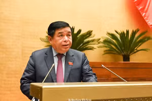 Bộ trưởng Kế hoạch và Đầu tư Nguyễn Chí Dũng trình bày Tờ trình về Quy hoạch tổng thể quốc gia thời kỳ 2021-2030, tầm nhìn đến năm 2050. (Ảnh: DUY LINH)