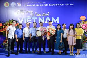 Mùa giải Báo chí quốc gia năm nay, Liên chi hội Nhà báo Báo Nhân Dân vinh dự được trao 2 giải B, 4 giải C và 2 giải Khuyến khích, trong đó có loạt bài "Bom mìn - Cuộc chiến trăm năm trong lòng đất Quảng Trị" của tác giả Trần Sơn Bách (Báo Nhân Dân điện tử, giải C).