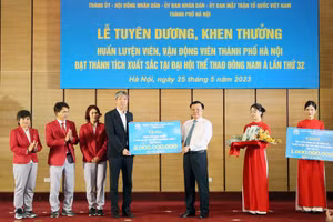 Bí thư Thành uỷ Hà Nội Đinh Tiến Dũng trao thưởng cho Đoàn thể thao Hà Nội tham dự SEA Games 32.