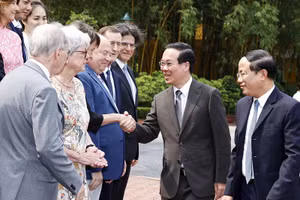 Chủ tịch nước Võ Văn Thưởng gặp các nhà khoa học quốc tế và Việt Nam tham dự Hội nghị “Các cửa sổ nhìn ra vũ trụ”. (Ảnh: TTXVN)
