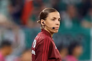 Trọng tài thứ tư Stephanie Frappart làm nhiệm vụ trong trận đấu ở bảng C - World Cup 2022 giữa Ba Lan và Mexico trên SVĐ 974 ở Doha, Qatar. (Ảnh: Reuters)