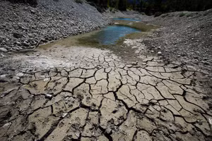 Đất đai nứt nẻ và khô cằn bên bờ hồ Le Broc, Pháp, ngày 5/8/2022. (Ảnh: Reuters)