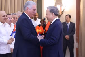 Tổng Bí thư, Chủ tịch nước Tô Lâm và Bí thư thứ nhất Đảng Cộng sản Cuba, Chủ tịch Cuba Miguel Diaz Canel Bermudez tại buổi gặp gỡ đại biểu hữu nghị nhân dân và thế hệ trẻ Cuba. (Ảnh: TTXVN)