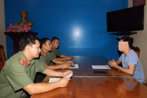 Cơ quan Công an làm việc với đối tượng Nguyễn Kiên Quyết. (Ảnh: Công an Hà Nam cung cấp)
