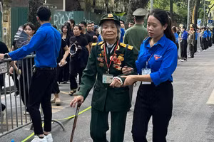Đoàn viên, thanh niên hỗ trợ người cao tuổi vào viếng Tổng Bí thư Nguyễn Phú Trọng.