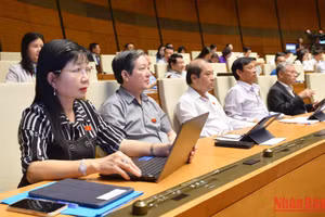 Các đại biểu Quốc hội thảo luận ở hội trường về dự án Luật Giá (sửa đổi) chiều 11/11. Ảnh: THỦY NGUYÊN
