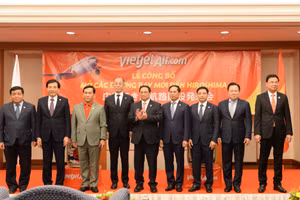 Thủ tướng Phạm Minh Chính chụp ảnh lưu niệm với các lãnh đạo phía Việt Nam và Nhật Bản tại Lễ công bố đường bay thẳng từ Việt Nam đến tỉnh Hiroshima. (Ảnh: Thanh Giang)