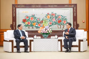 Thủ tướng Chính phủ Phạm Minh Chính hội kiến đồng chí Viên Gia Quân, Ủy viên Bộ Chính trị Trung ương Đảng Cộng sản Trung Quốc, Bí thư Thành ủy Trùng Khánh (Ảnh: Nhật Bắc/VGP). 