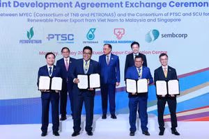 Ba Thủ tướng Việt Nam, Malaysia và Singapore chứng kiến lễ trao thỏa thuận hợp tác về xuất khẩu điện năng lượng tái tạo từ Việt Nam sang Singapore và Malaysia. (Ảnh: Dương Giang/TTXVN)