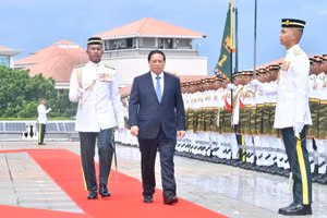 Thủ tướng Phạm Minh Chính duyệt Đội danh dự Quân đội Malaysia. (Ảnh: THANH GIANG)