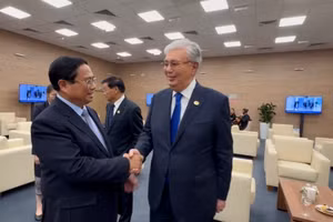 Thủ tướng Chính phủ Phạm Minh Chính và Tổng thống Kazakhstan Kassym-Jomart Tokayev. (Ảnh: Nhật Bắc/VGP)