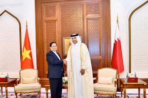 Thủ tướng Phạm Minh Chính bắt tay Chủ tịch Quốc hội Qatar Hassan bin Abdulla Al-Ghanim trong phòng hội kiến. (Ảnh: Thanh Giang)