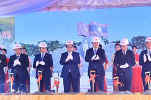 Thủ tướng Phạm Minh Chính và Thủ tướng Sonexay Siphandone và các đồng chí lãnh đạo thực hiện nghi thức động thổ Dự án. (Ảnh: THANH GIANG)