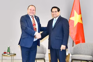 Thủ tướng Phạm Minh Chính và Chủ tịch Hội Hữu nghị Czech-Việt Nam Milos Kusy. (Ảnh: THANH GIANG)
