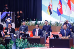 Thủ tướng Phạm Minh Chính cùng lãnh đạo các nước ASEAN tham dự Phiên Đối thoại với đại diện Hội đồng liên Nghị viện ASEAN (AIPA). (Ảnh: Nhật Bắc/VGP)