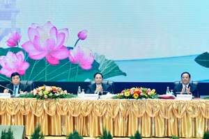 Thủ tướng Phạm Minh Chính và Thủ tướng Sonexay Siphandone đồng chủ trì Hội nghị Hợp tác đầu tư Việt Nam-Lào. (Ảnh: THANH GIANG)