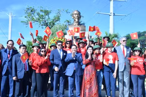 Thủ tướng Phạm Minh Chính và Phu nhân cùng các bạn bè CH Dominica bên Tượng đài Chủ tịch Hồ Chí Minh ở thủ đô Santo Domingo (Ảnh: Thanh Giang). 