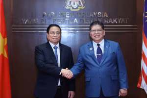 Thủ tướng Phạm Minh Chính hội kiến với Chủ tịch Hạ viện Malaysia Dato' Johari Bin Abdul. (Ảnh: NHẬT BẮC/VGP)