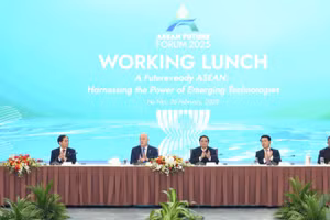 Thủ tướng Phạm Minh Chính chủ trì Toạ đàm ăn trưa làm việc. (Ảnh: TRẦN HẢI)