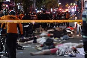 Hiện trường vụ giẫm đạp khiến hơn 100 người chết ở khu Itaewon, Seoul, Hàn Quốc, ngày 29/10/2022. Ảnh: Yonhap