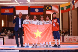 Thu Hoài (thứ ba từ trái sang) đã nhịn đau để tiếp tục thi đấu và tung đường kiếm quyết định, giúp đội tuyển Đấu kiếm Việt Nam giành Huy chương Vàng nội dung đồng đội nữ kiếm chém. (Ảnh: VOV)