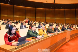 Các đại biểu Quốc hội bấm nút biểu quyết thông qua Luật Khám bệnh, chữa bệnh (sửa đổi). (Ảnh: DUY LINH)
