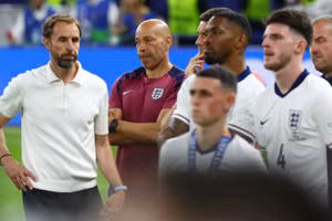Huấn luyện viên Gareth Southgate và các thành viên tuyển Anh sau trận đấu. (Ảnh: Reuters) 