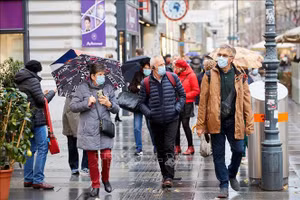 Người dân đeo khẩu trang phòng dịch Covid-19 tại Vienna, Áo. (Ảnh tư liệu: THX/TTXVN)