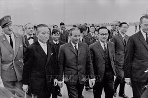 Ngày 9/5/1968, Bộ trưởng Xuân Thủy, Trưởng Đoàn đại biểu Chính phủ Việt Nam Dân chủ Cộng hòa đến thủ đô Paris (Pháp), tiến hành cuộc đàm phán chính thức với Chính phủ Mỹ. (Ảnh: TTXVN)