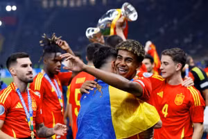Các cầu thủ Tây Ban Nha ăn mừng cùng chiếc cúp vô địch EURO 2024. (Ảnh: Reuters) 