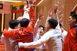Niềm vui của các vận động viên đấu kiếm Việt Nam sau khi giành Huy chương Vàng nội dung đồng đội nam kiếm liễu chiều 16/5. (Ảnh: Minh Quyết/TTXVN)