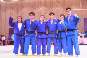 Đội tuyển Judo Việt Nam giành Huy chương Vàng nội dung đồng đội hỗn hợp trong ngày 16/5. (Ảnh: TTXVN)