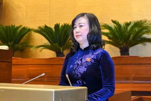 Bộ trưởng Y tế Đào Hồng Lan trình bày Báo cáo đánh giá việc thực hiện quy định tại Nghị quyết số 30/2021/QH15 của Quốc hội về các chính sách phòng, chống dịch bệnh Covid-19. (Ảnh: DUY LINH)