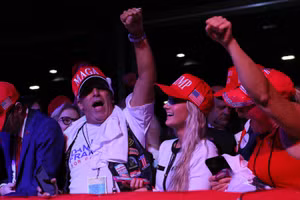 Người ủng hộ ông Donald Trump ăn mừng tại địa điểm diễn ra cuộc mít-tinh Đêm bầu cử ở Trung tâm hội nghị Palm Beach, Florida. (Ảnh: Reuters)