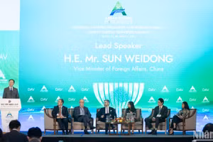 Quang cảnh Phiên toàn thể thứ 4 trong khuôn khổ Diễn đàn Tương lai ASEAN 2025 với chủ đề “AI, quản trị các công nghệ mới nổi nhằm bảo đảm an ninh toàn diện”. (Ảnh: SƠN TÙNG) 