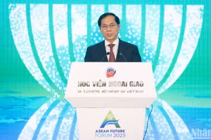 Phó Thủ tướng, Bộ trưởng Ngoại giao Bùi Thanh Sơn phát biểu tại phiên bế mạc Diễn đàn Tương lai ASEAN 2025. (Ảnh: SƠN TÙNG) 