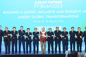 Thủ tướng Phạm Minh Chính cùng các đại biểu tham dự Diễn đàn Tương lai ASEAN 2025, được tổ chức từ ngày 25-26/2/2025 tại Thủ đô Hà Nội. (Ảnh: TRẦN HẢI) 