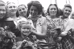 Bà Raymonde Dien (giữa) tại Berlin, Cộng hòa dân chủ Đức, tháng 8/1951.