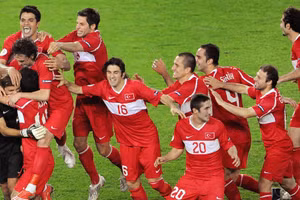 Thổ Nhĩ Kỳ ăn mừng trận thắng kịch tính trên chấm luân lưu trước Croatia năm 2008. (Ảnh: EURO 2024)