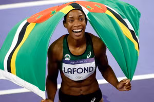 Thea Lafond giành huy chương Olympic đầu tiên trong lịch sử Dominica. (Ảnh: EPA-EFE/Shutterstock)