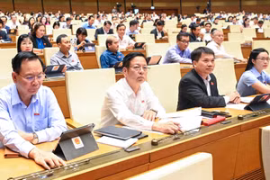 Quốc hội biểu quyết thông qua Luật Lực lượng tham gia bảo vệ an ninh, trật tự ở cơ sở bằng hình thức biểu quyết điện tử. (Ảnh: DUY LINH) 