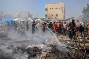 Hiện trường một vụ không kích của Israel tại Gaza ngày 21/4/2025. (Ảnh: THX/TTXVN)