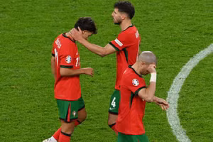 Ruben Dias an ủi người đồng đội Joao Felix sau khi anh sút hỏng trong loạt luân lưu. (Ảnh: Reuters) 